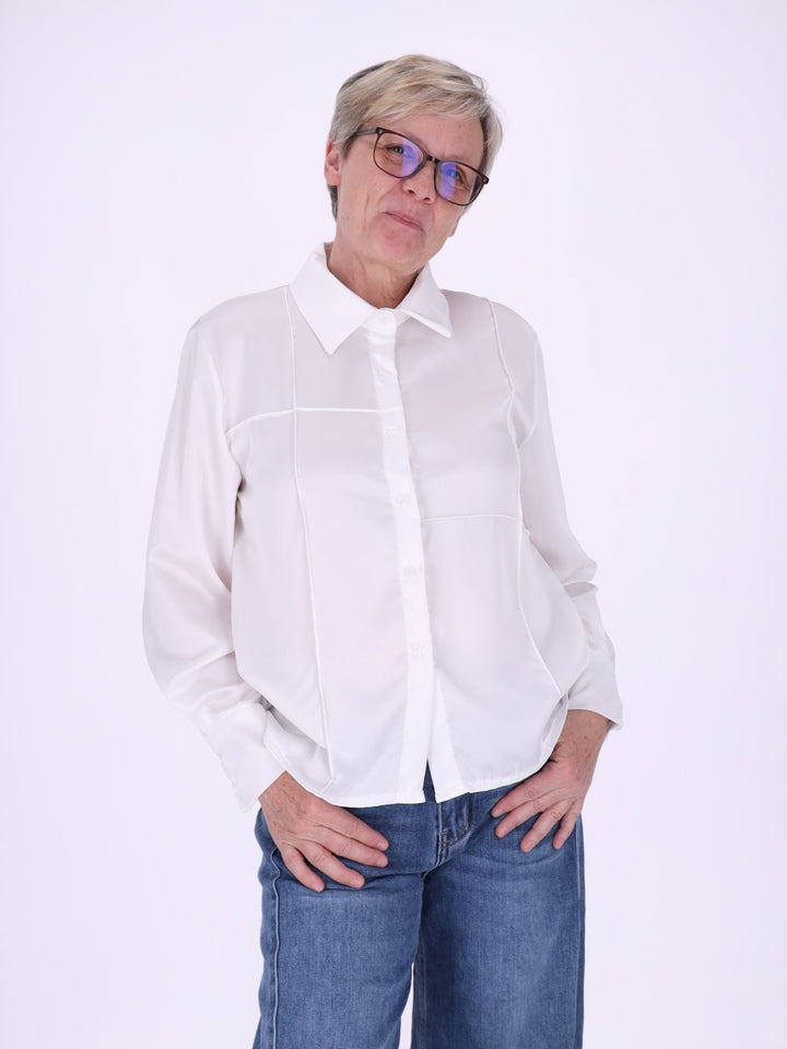 Weiße Damenbluse mit Hemdkragen