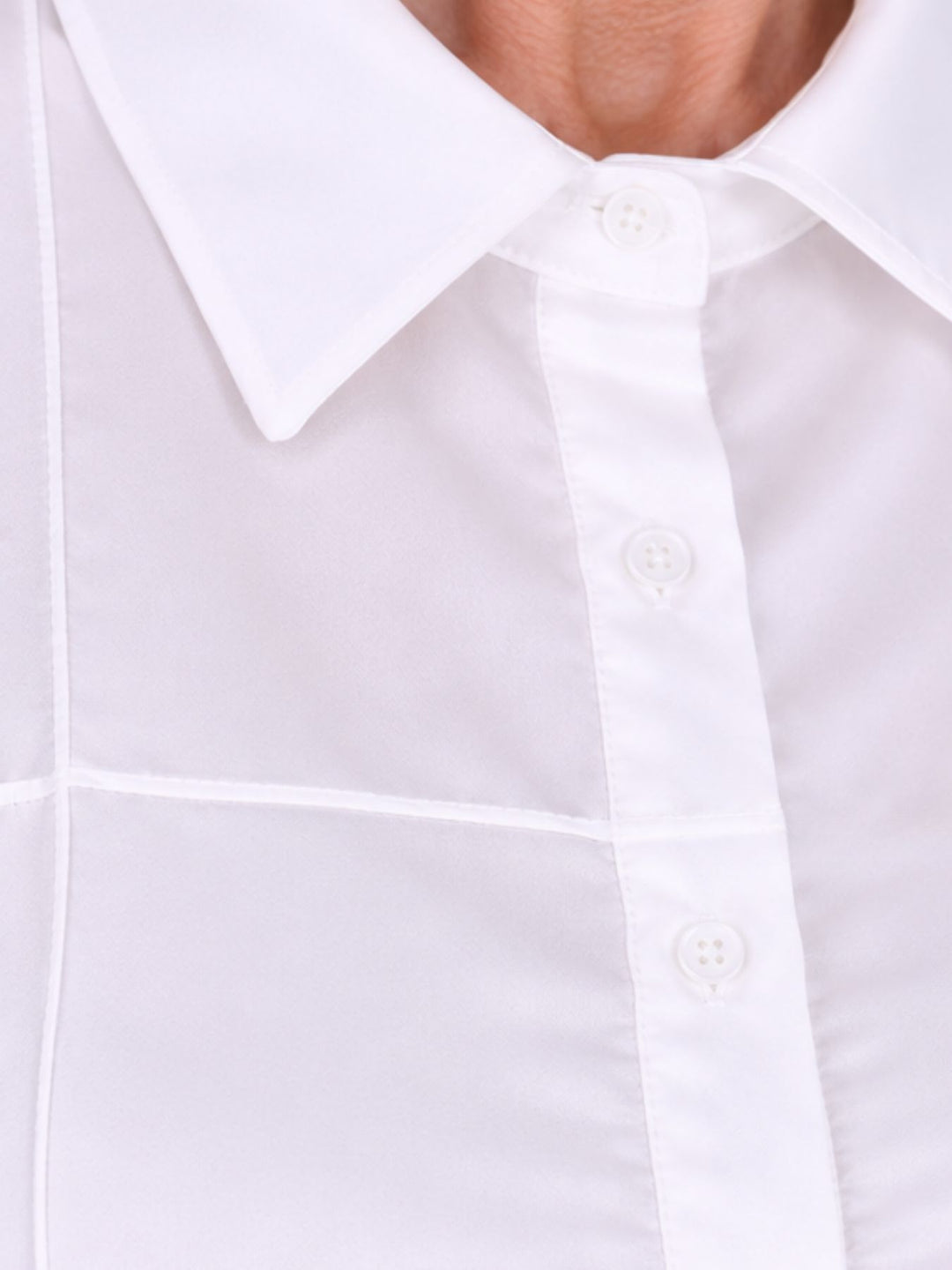 Weiße Damenbluse mit Hemdkragen