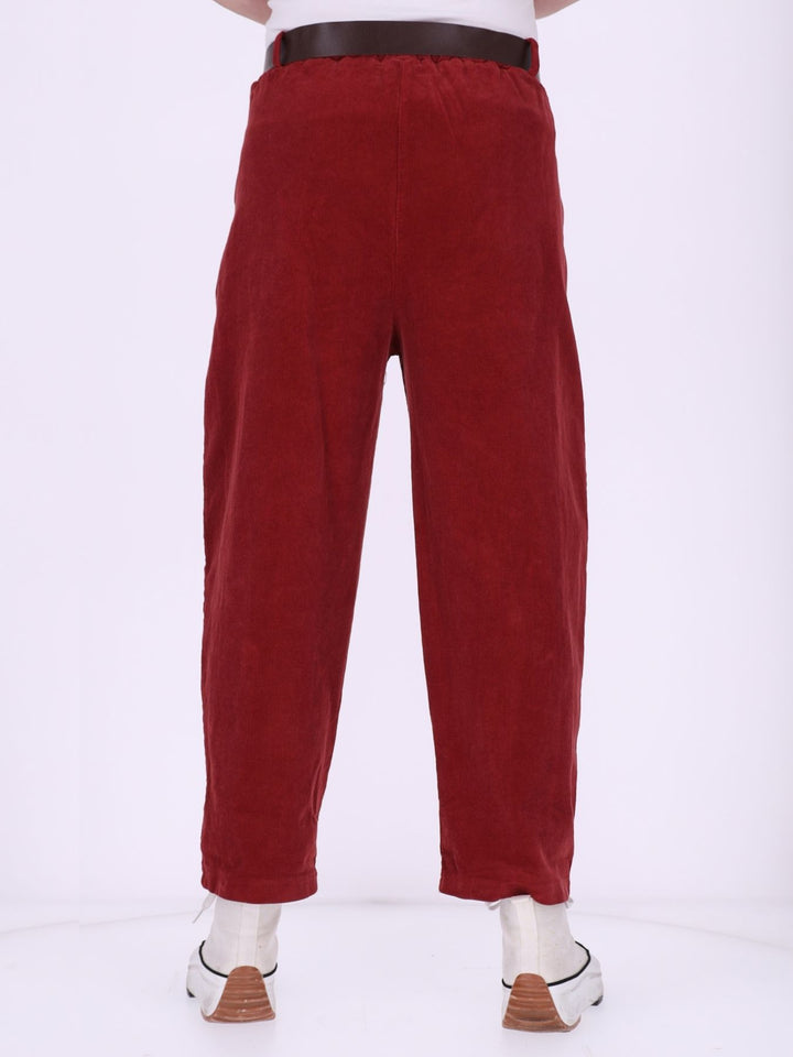 Damen Cordhose mit Gürtel im Barrel Fit  – Rostrot