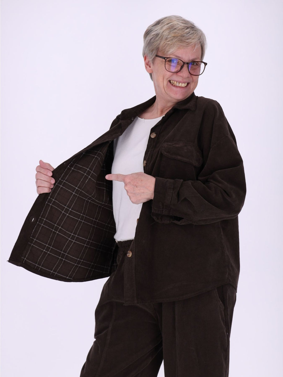 Damen Cord-Overshirt Braun – mit kariertem Innenfutter