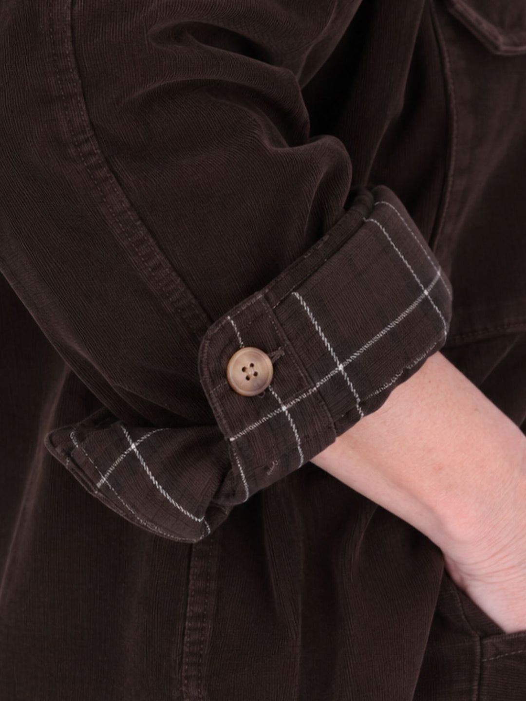Damen Cord-Overshirt Braun – mit kariertem Innenfutter