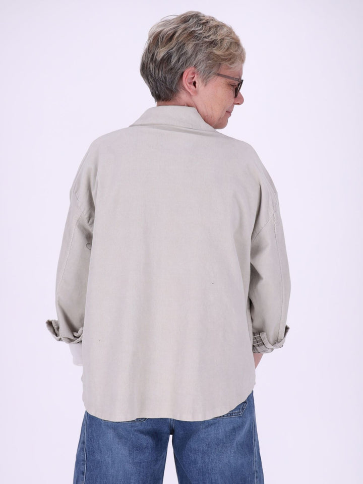 Damen Cord-Overshirt Beige – mit kariertem Innenfutter