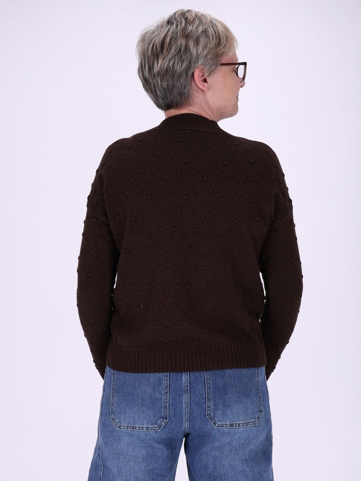 Brauner Strickpullover Damen mit Tupfen & Stehkragen – figurbetont mit Strukturmuster