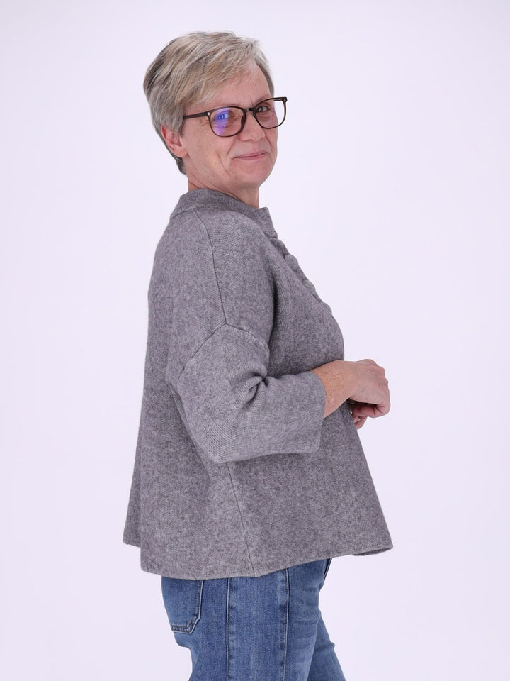 Graue Strickjacke Damen in A-Form – Stehkragen & halber Arm
