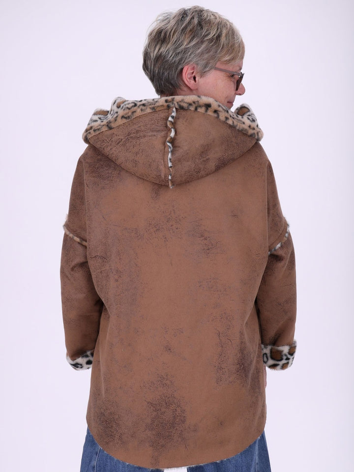 Braune Damenjacke in Veloursoptik mit Kapuze & Leo-Fellfutter – kuschelig, modern & trendig