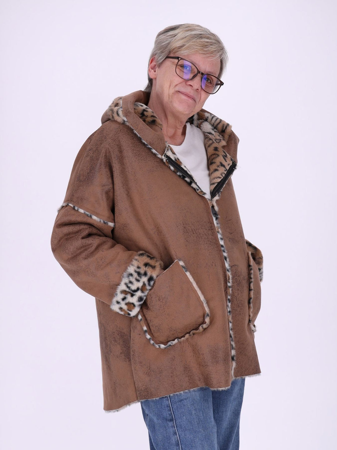 Braune Damenjacke in Veloursoptik mit Kapuze & Leo-Fellfutter – kuschelig, modern & trendig