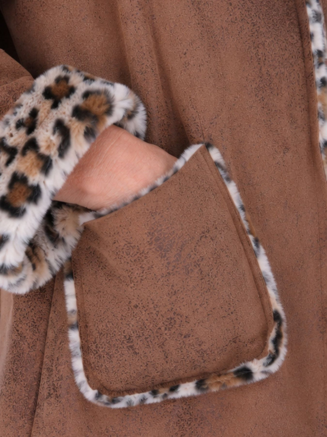 Braune Damenjacke in Veloursoptik mit Kapuze & Leo-Fellfutter – kuschelig, modern & trendig