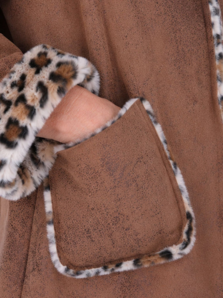 Braune Damenjacke in Veloursoptik mit Kapuze & Leo-Fellfutter – kuschelig, modern & trendig