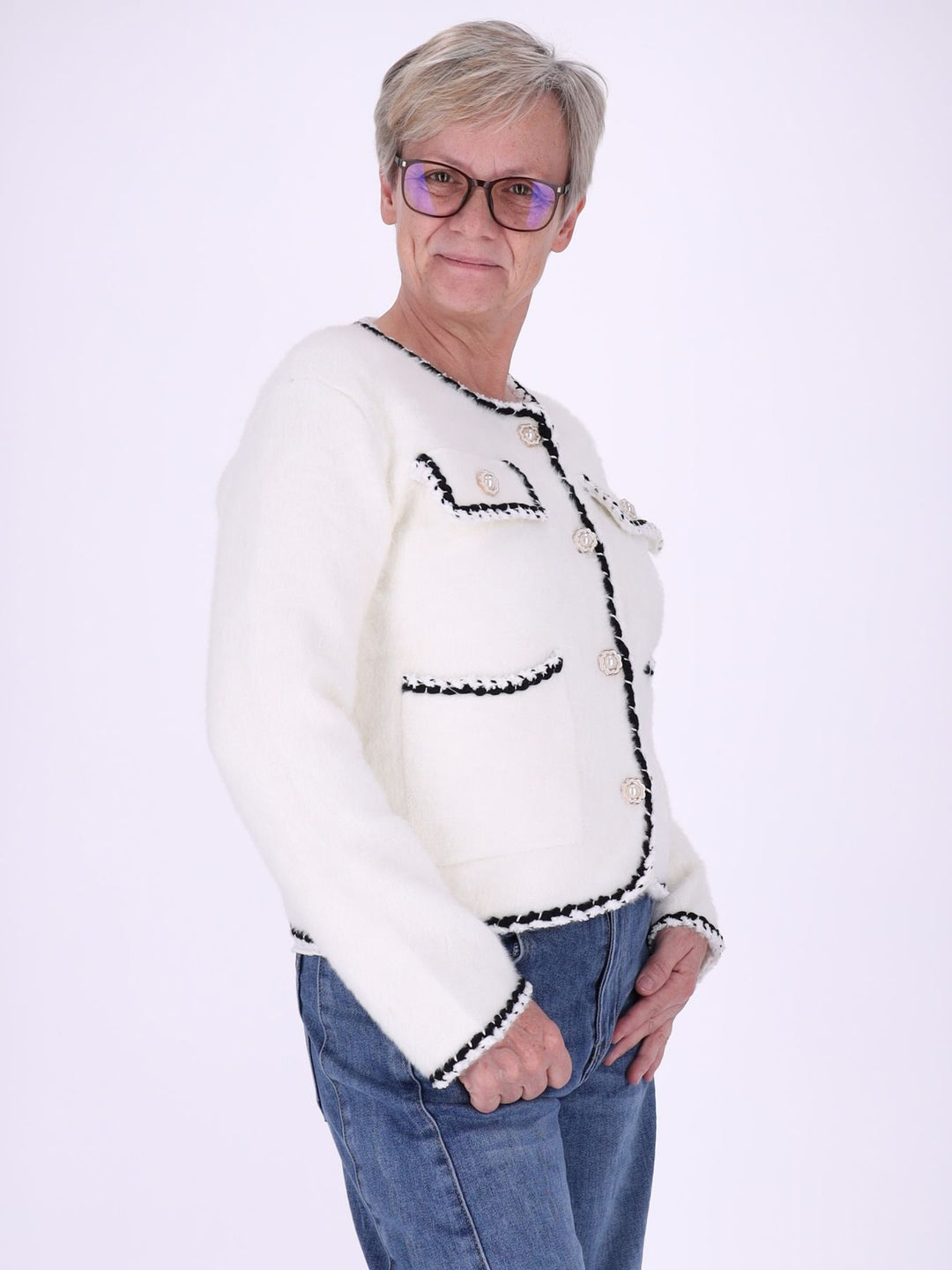 Weiße Damen Strickjacke kurz mit Knöpfen & aufgesetzten Taschen – elegant, feminin & zeitlos