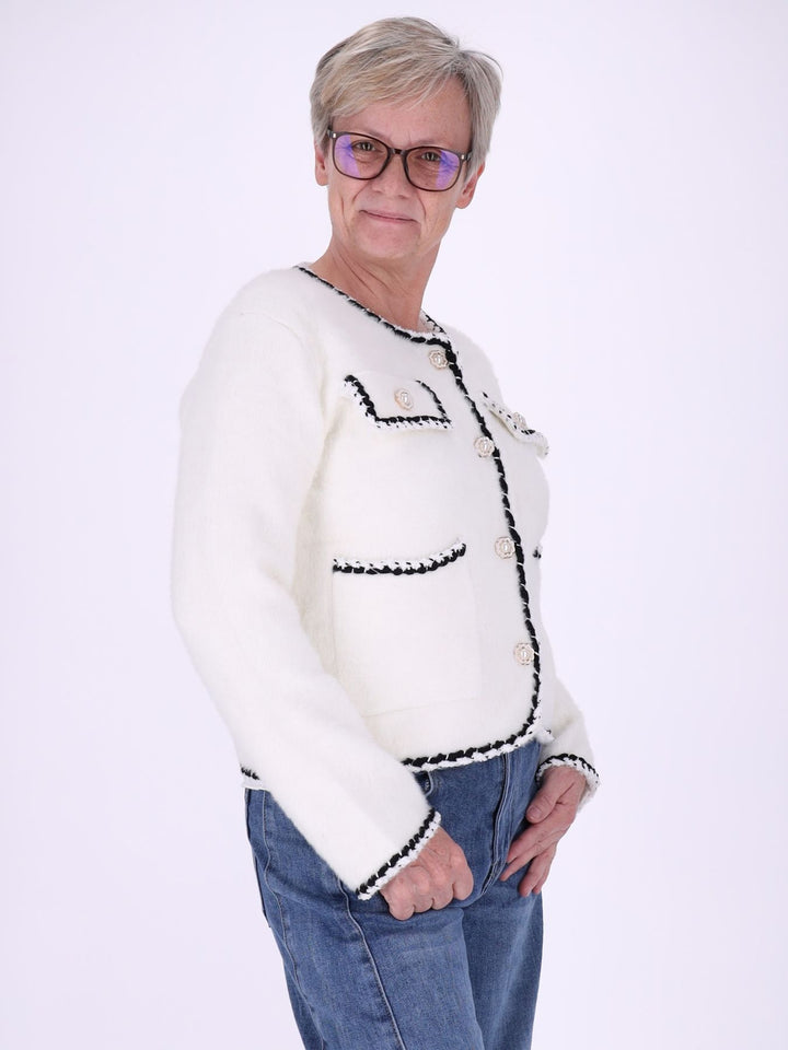 Weiße Damen Strickjacke kurz mit Knöpfen & aufgesetzten Taschen – elegant, feminin & zeitlos