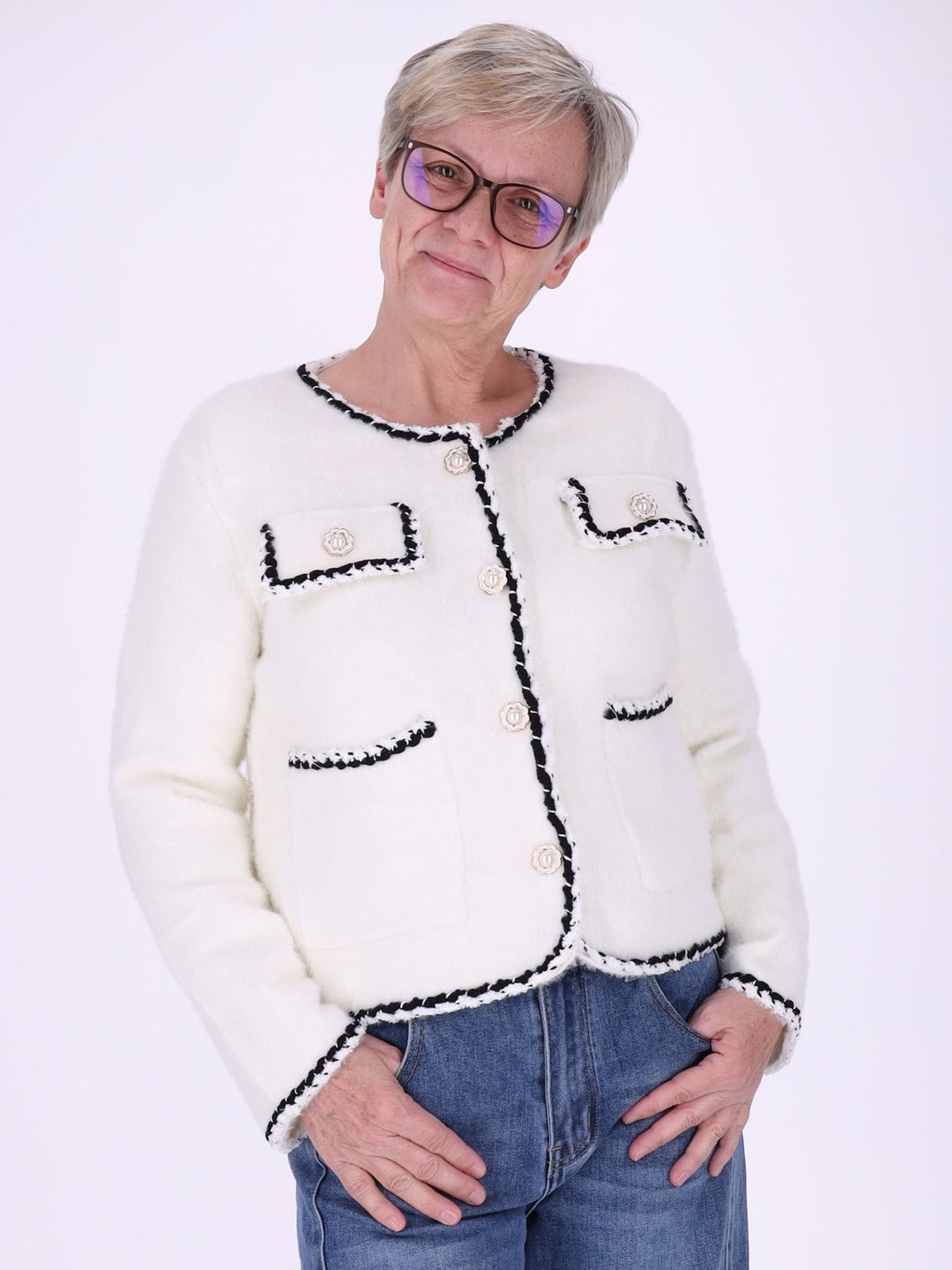 Weiße Damen Strickjacke kurz mit Knöpfen & aufgesetzten Taschen – elegant, feminin & zeitlos