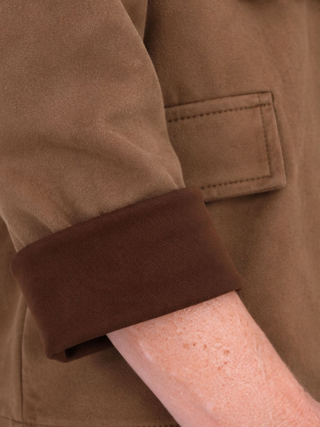 Caramel Military Jacke Damen in Veloursoptik – offen & detailreich