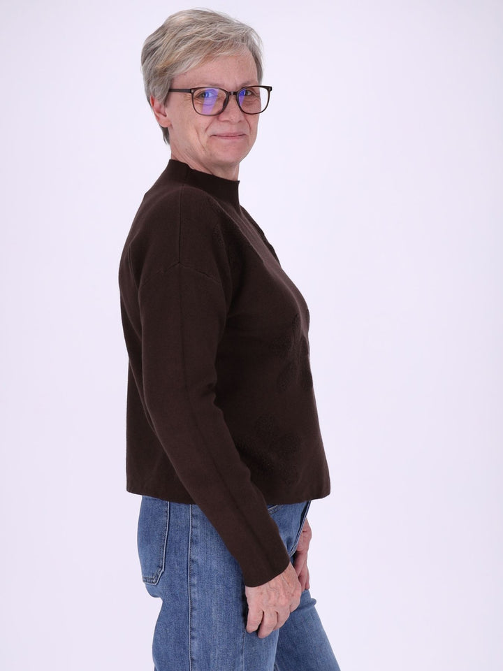 Brauner Strickpullover Damen mit Stehkragen & Blüten – feminine 3D-Details