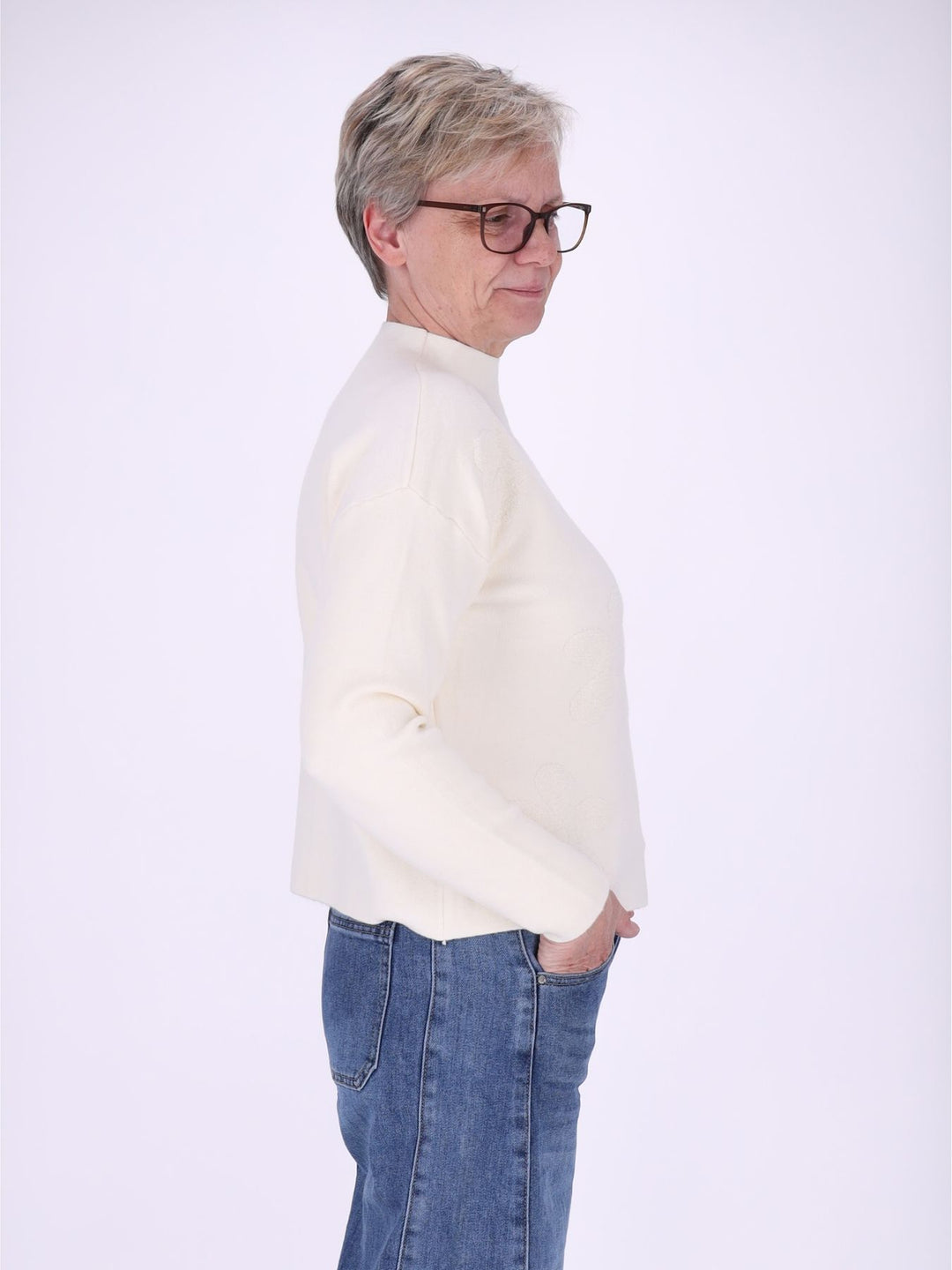 Creme Strickpullover Damen mit Stehkragen & Blüten – feminine 3D-Details