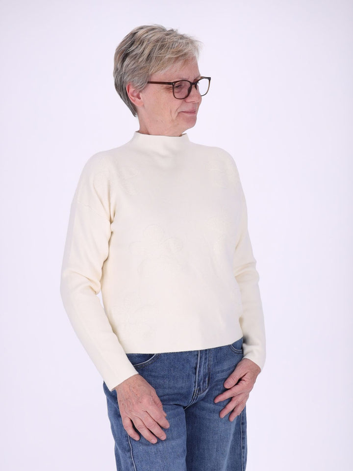 Creme Strickpullover Damen mit Stehkragen & Blüten – feminine 3D-Details
