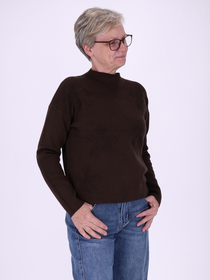 Brauner Strickpullover Damen mit Stehkragen & Blüten – feminine 3D-Details