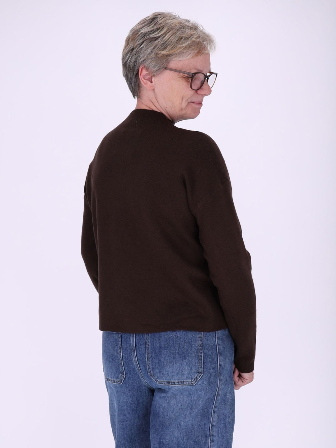 Brauner Strickpullover Damen mit Stehkragen & Blüten – feminine 3D-Details
