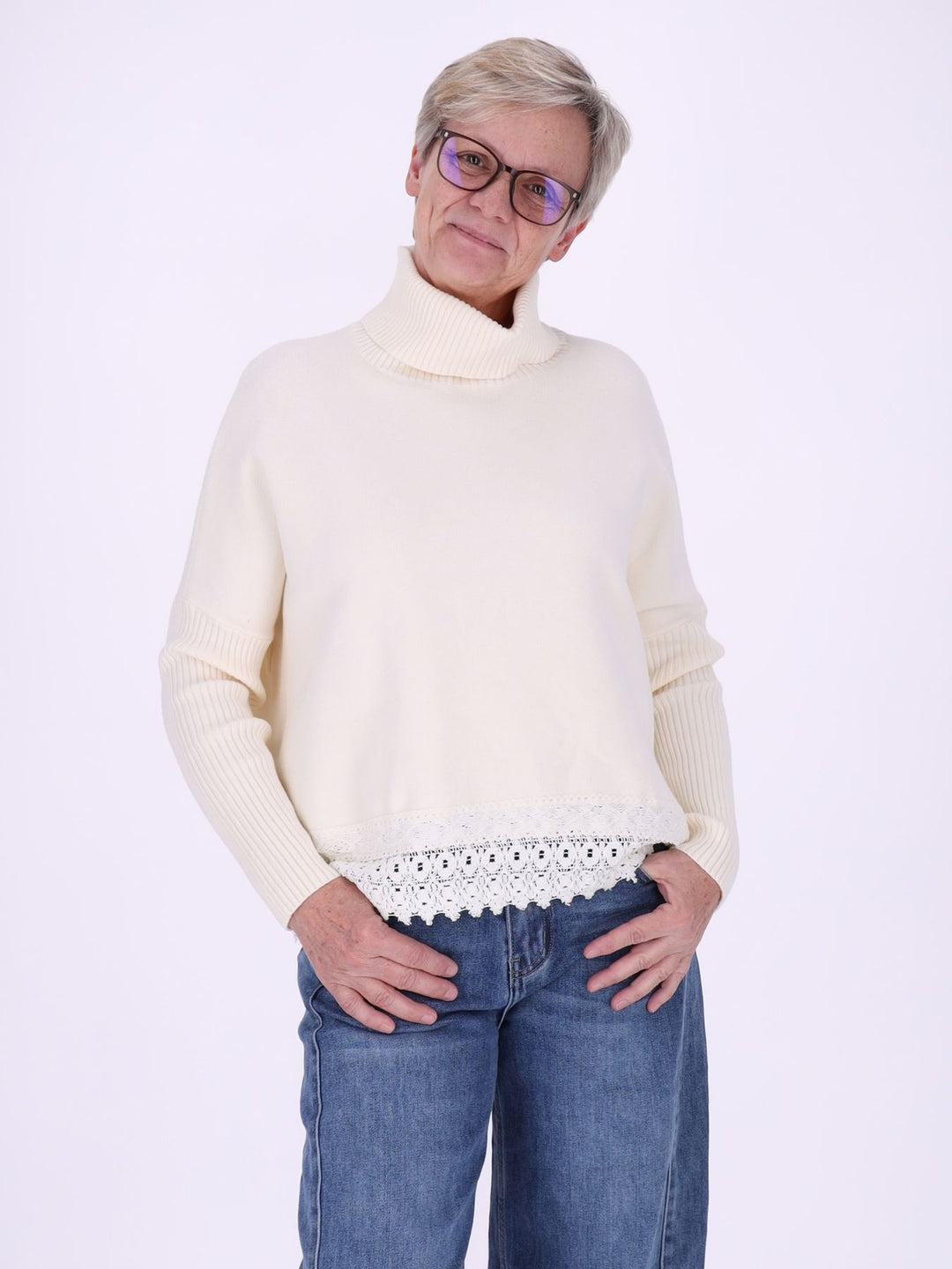 Beiger Strickpullover Damen mit Rollkragen – Boxy Schnitt & Spitzendetail