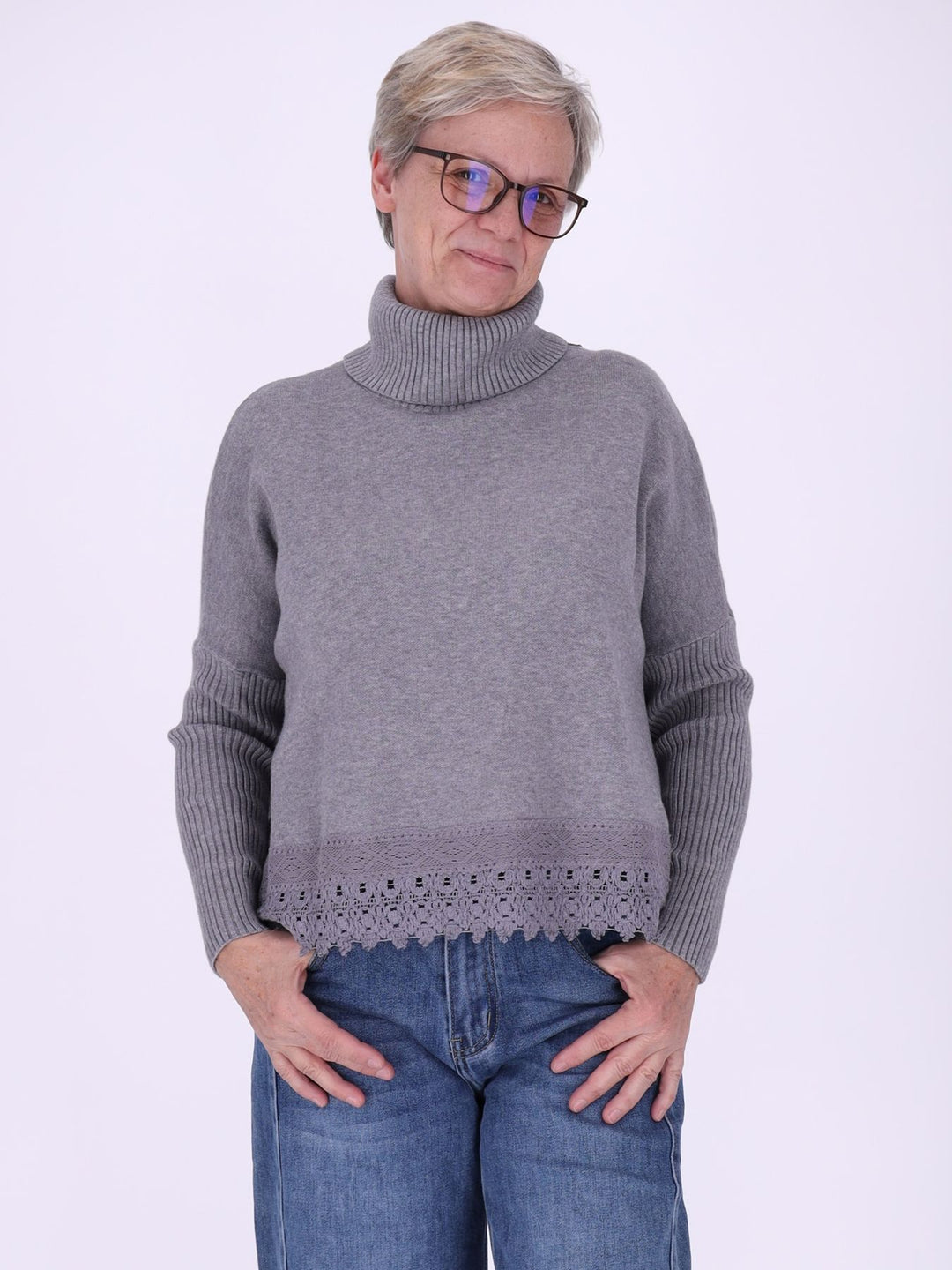 Grauer Strickpullover Damen mit Rollkragen – Boxy Schnitt & Spitzendetai
