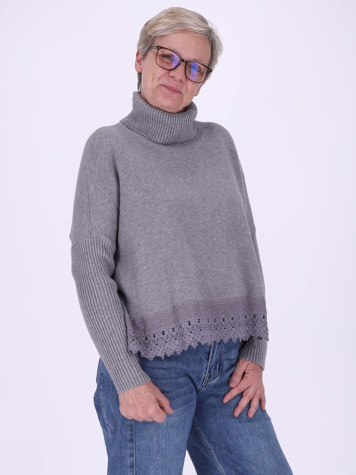 Grauer Strickpullover Damen mit Rollkragen – Boxy Schnitt & Spitzendetai