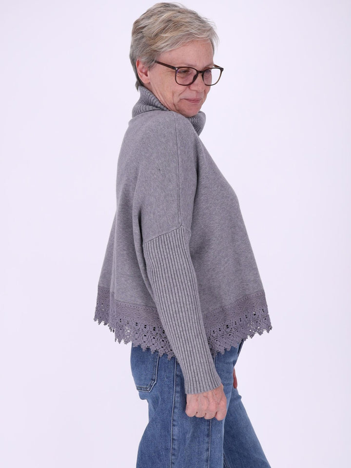 Grauer Strickpullover Damen mit Rollkragen – Boxy Schnitt & Spitzendetai