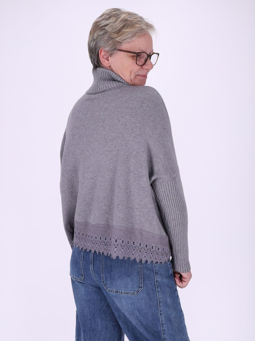 Grauer Strickpullover Damen mit Rollkragen – Boxy Schnitt & Spitzendetai