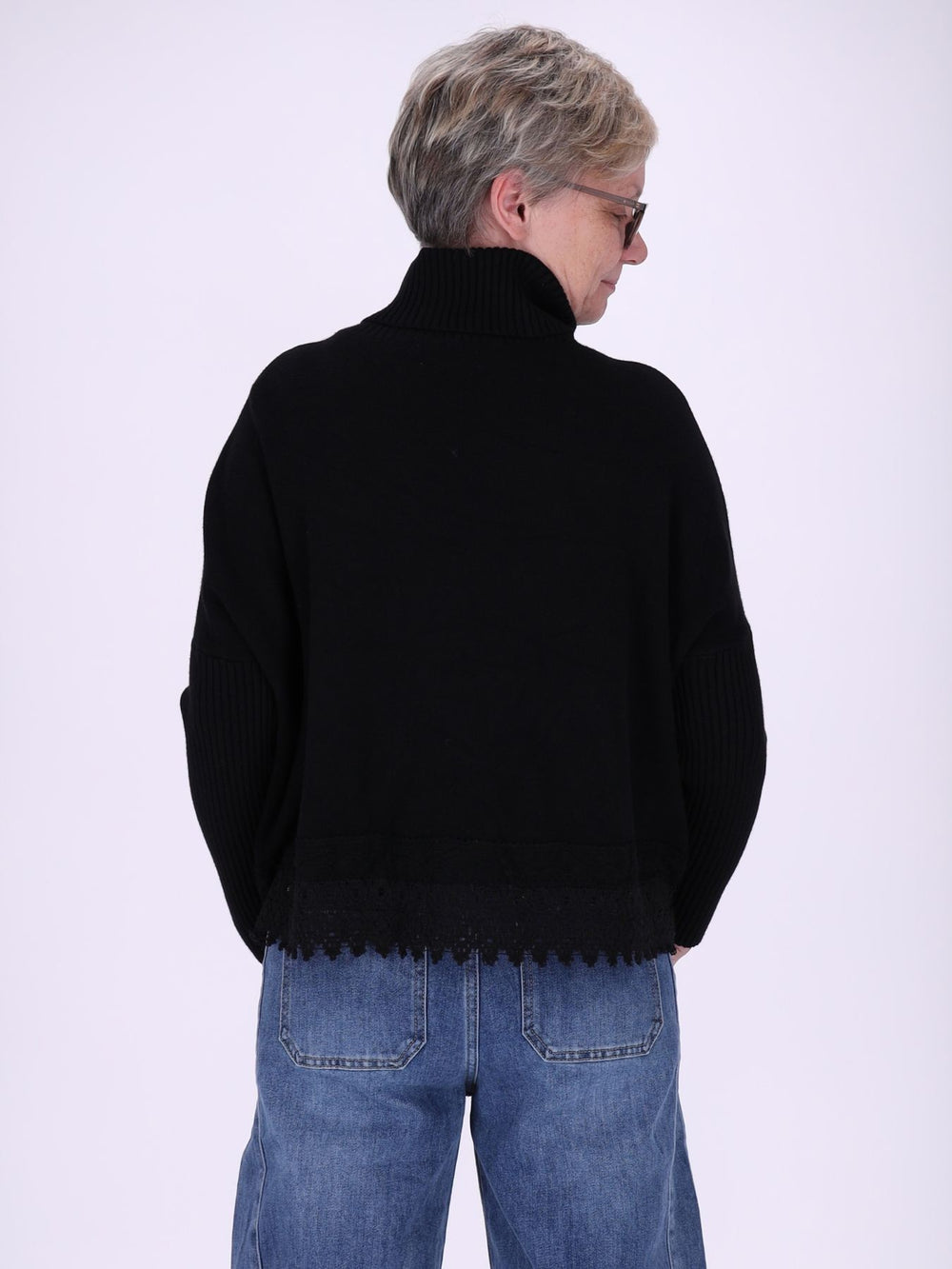 Schwarzer Strickpullover Damen mit Rollkragen – Boxy Schnitt & Spitzendetail