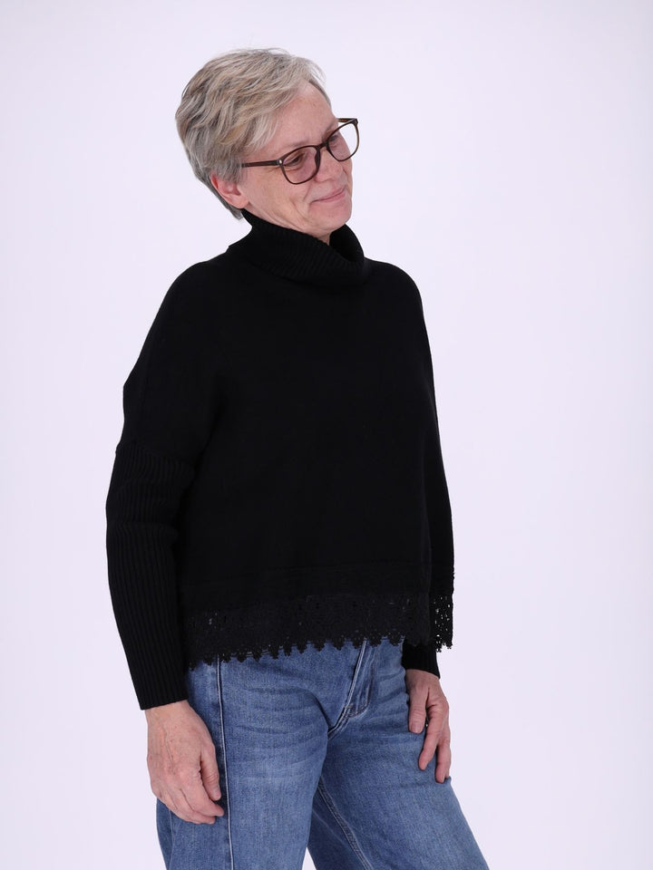 Schwarzer Strickpullover Damen mit Rollkragen – Boxy Schnitt & Spitzendetail