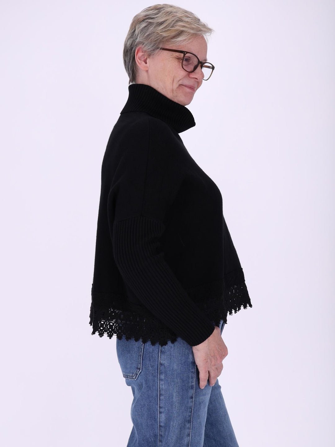 Schwarzer Strickpullover Damen mit Rollkragen – Boxy Schnitt & Spitzendetail