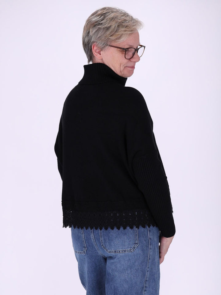 Schwarzer Strickpullover Damen mit Rollkragen – Boxy Schnitt & Spitzendetail