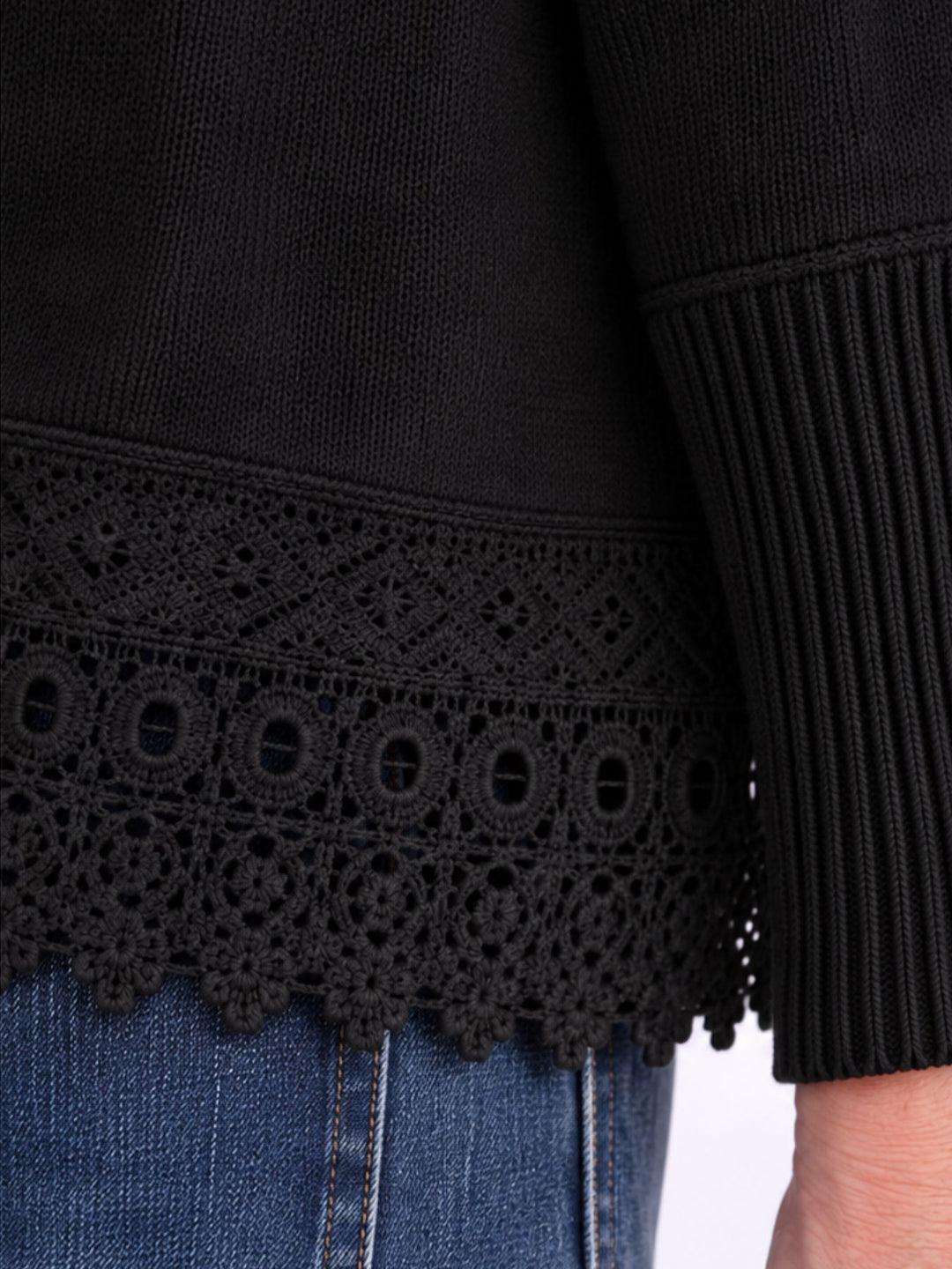 Schwarzer Strickpullover Damen mit Rollkragen – Boxy Schnitt & Spitzendetail