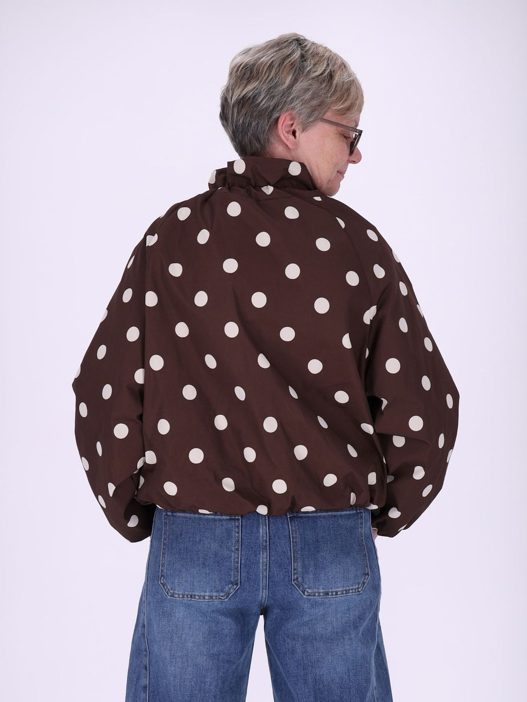 Leichte Damenjacke in Braun mit weißen Polka Dots