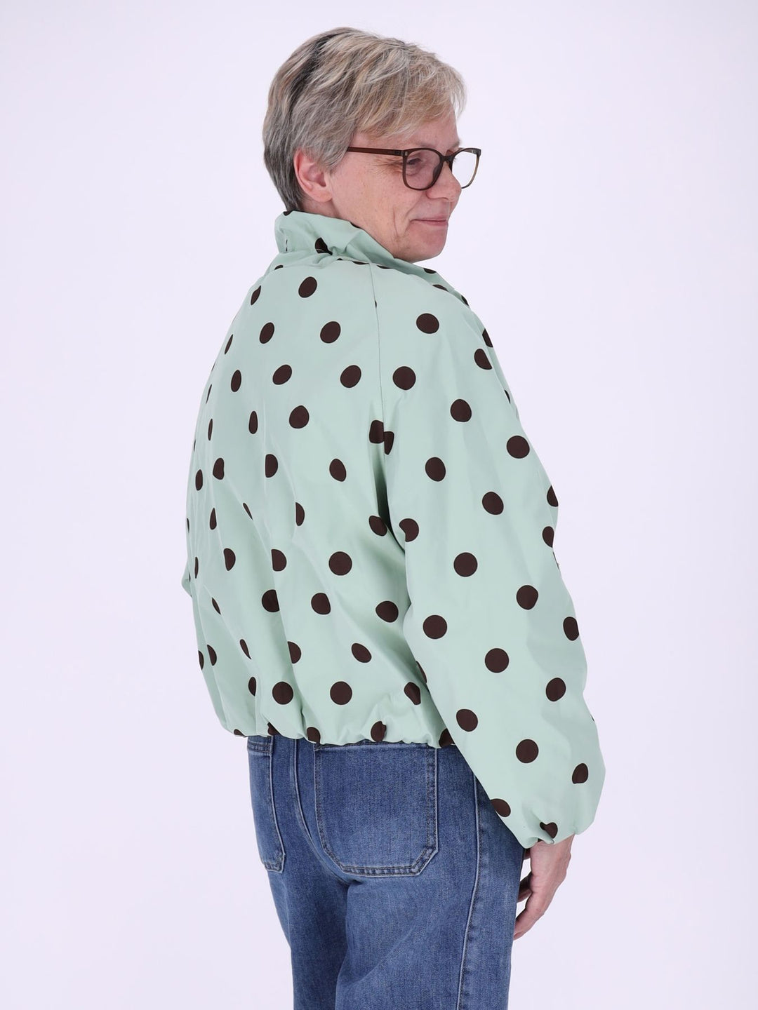 Leichte Damenjacke in Grün mit braunen Polka Dots
