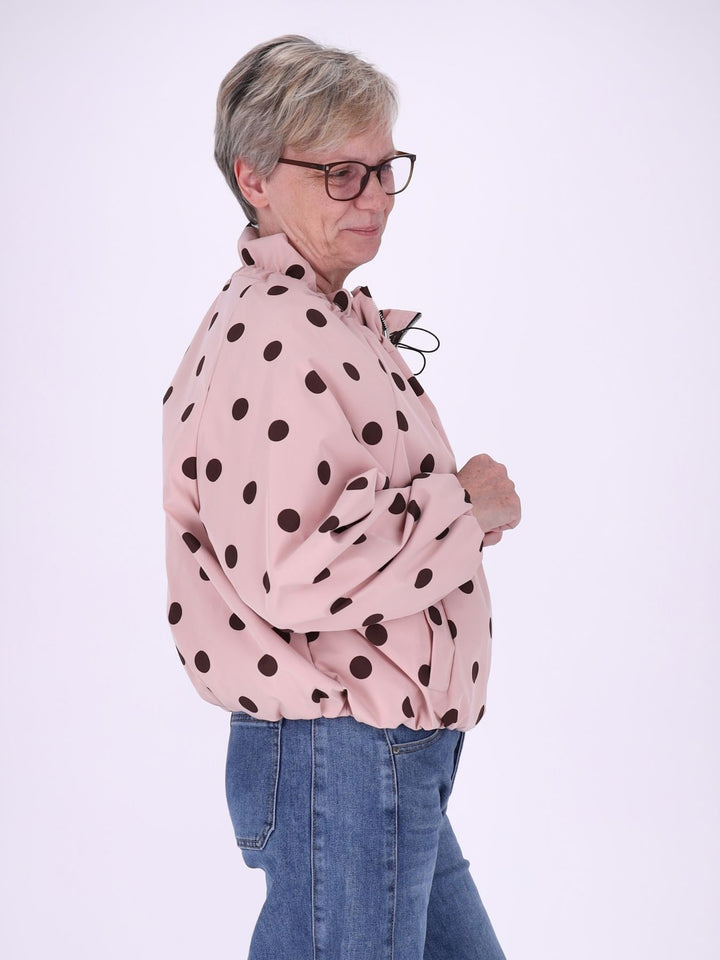 Leichte Damenjacke in Altrosa mit braunen Polka Dots
