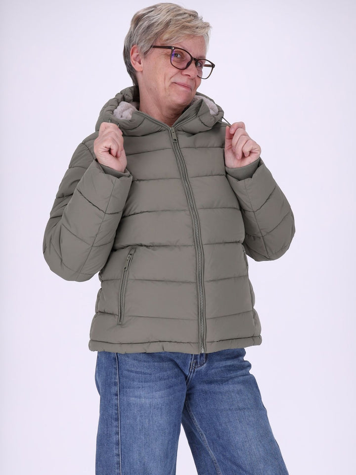 Grüne Damen Steppjacke mit Fake-Fur-Futter & recyceltem Polyamid – kuschelig, modern & vielseitig