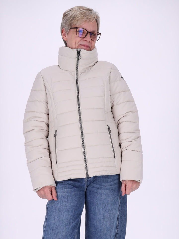 Beige Damenjacke figurbetont mit BIONIC-FINISH® ECO & REPREVE® – wasserabweisend, modern & feminin