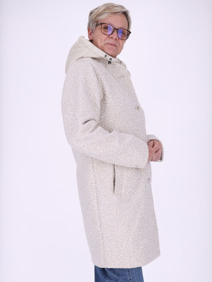 Weißer Damen Bouclé-Mantel mit abtrennbarer Stepp-Innenjacke – elegant, vielseitig & mit recycelten Materialien