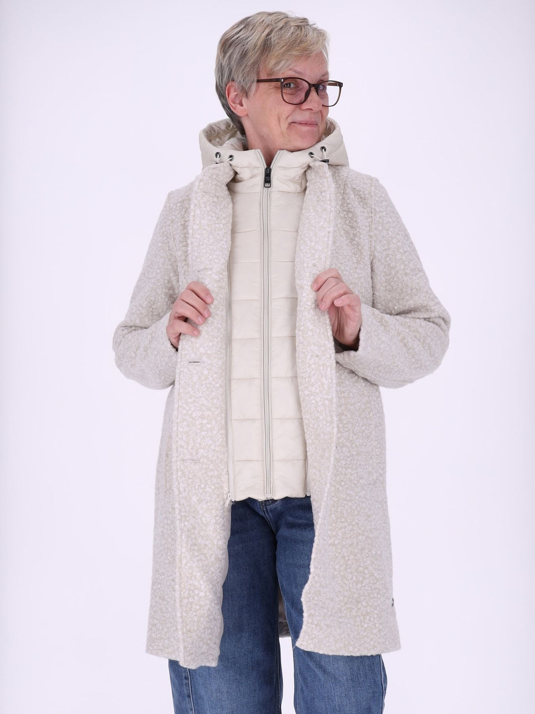 Weißer Damen Bouclé-Mantel mit abtrennbarer Stepp-Innenjacke – elegant, vielseitig & mit recycelten Materialien
