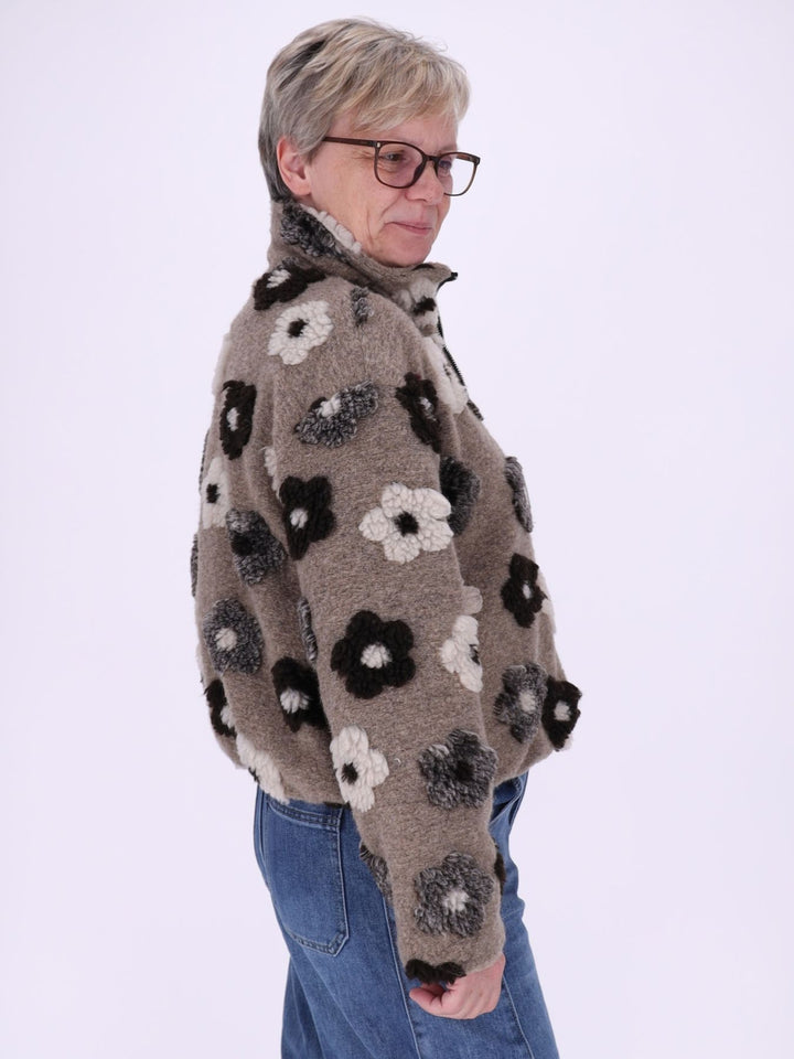 Damen Teddy-Fleecejacke kurz mit Blütenmuster in Fango – kuschelig, modern & floral