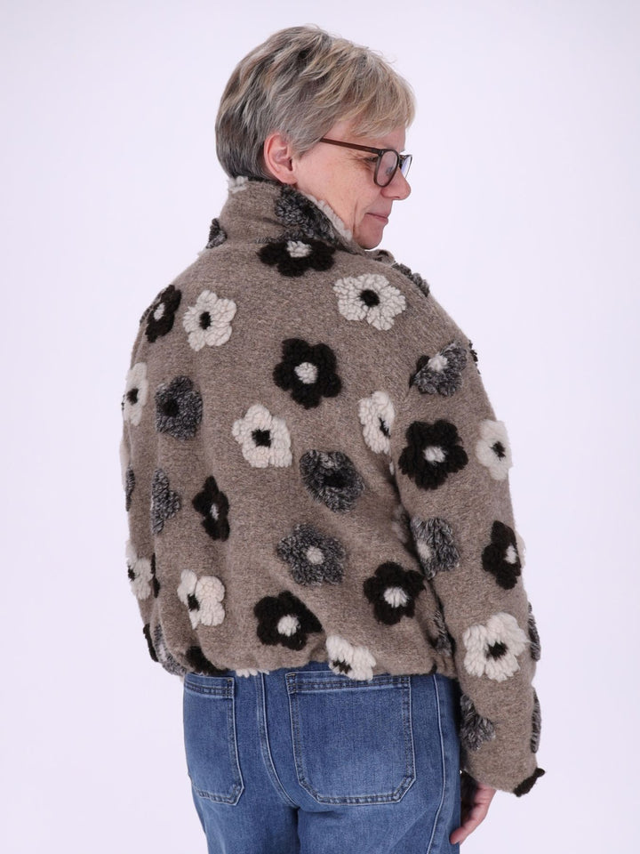 Damen Teddy-Fleecejacke kurz mit Blütenmuster in Fango – kuschelig, modern & floral