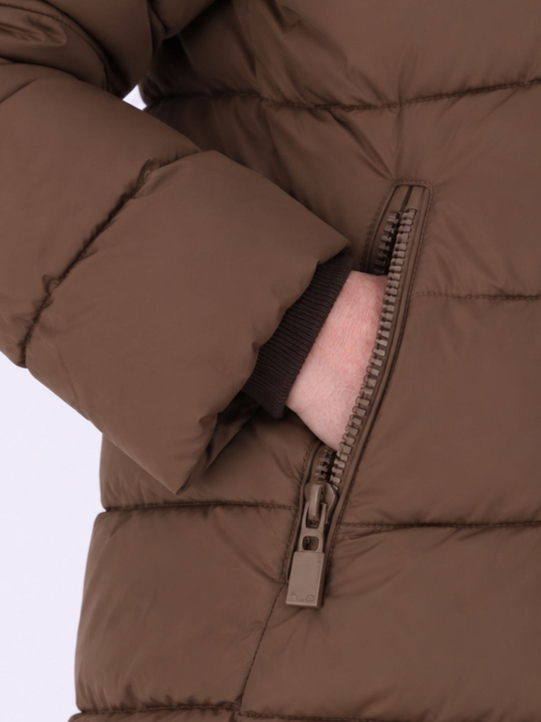 Brauner Damen Steppmantel mit recyceltem Futter – modern, zeitlos & vielseitig