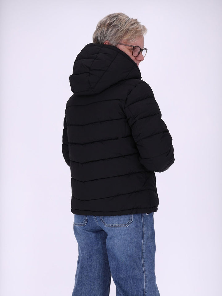 Schwarze Damen Steppjacke mit Fake-Fur-Futter & recyceltem Material – kuschelig, modern & vielseitig