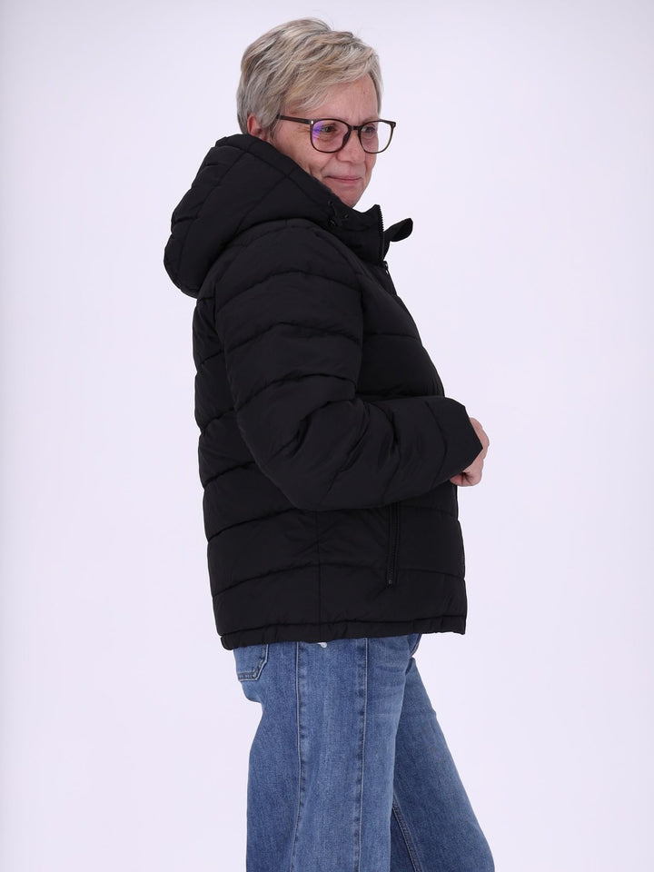 Schwarze Damen Steppjacke mit Fake-Fur-Futter & recyceltem Material – kuschelig, modern & vielseitig