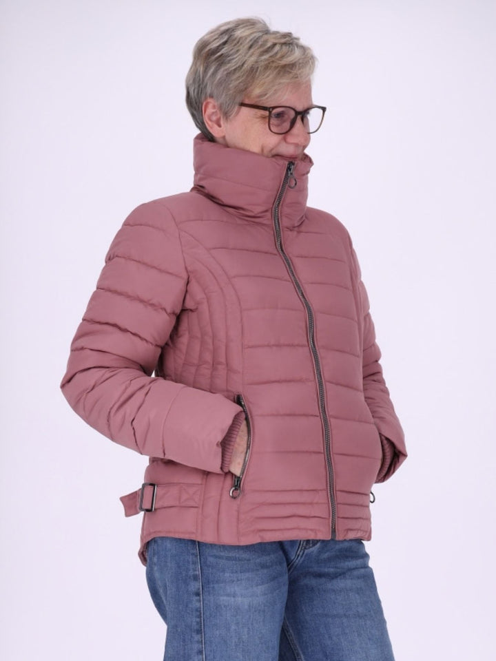 Pinke Damenjacke figurbetont mit recyceltem Polyester – feminin, modern & farbenfroh
