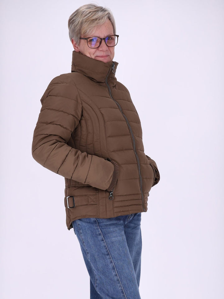 Braune Damenjacke figurbetont mit recyceltem Polyester – feminin, modern & zeitlos