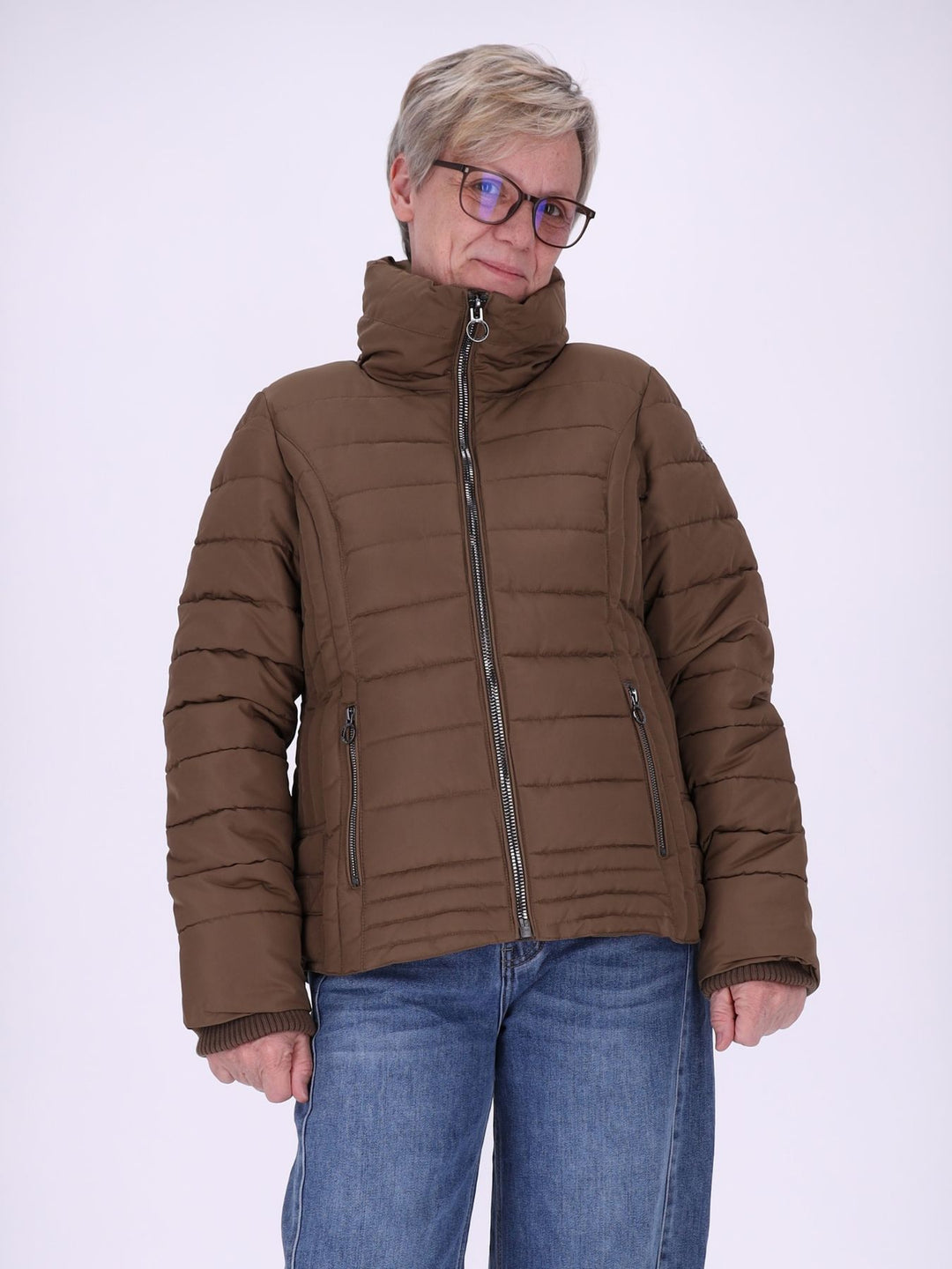 Braune Damenjacke figurbetont mit recyceltem Polyester – feminin, modern & zeitlos