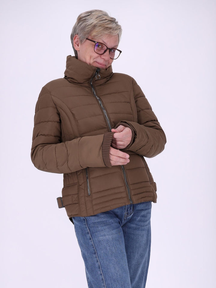 Braune Damenjacke figurbetont mit recyceltem Polyester – feminin, modern & zeitlos