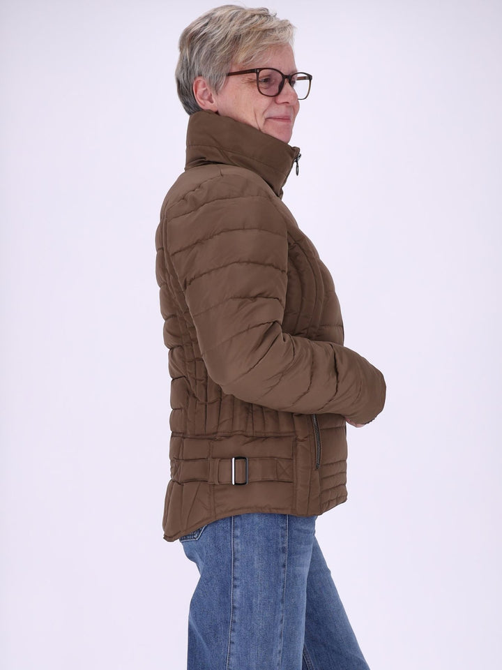 Braune Damenjacke figurbetont mit recyceltem Polyester – feminin, modern & zeitlos