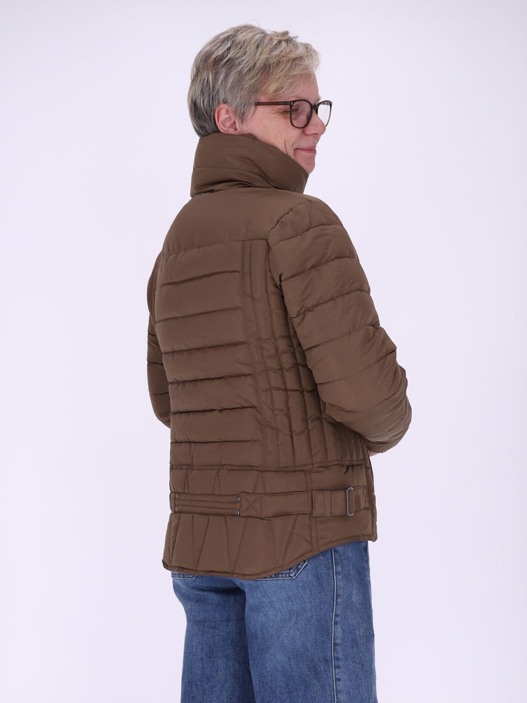 Braune Damenjacke figurbetont mit recyceltem Polyester – feminin, modern & zeitlos