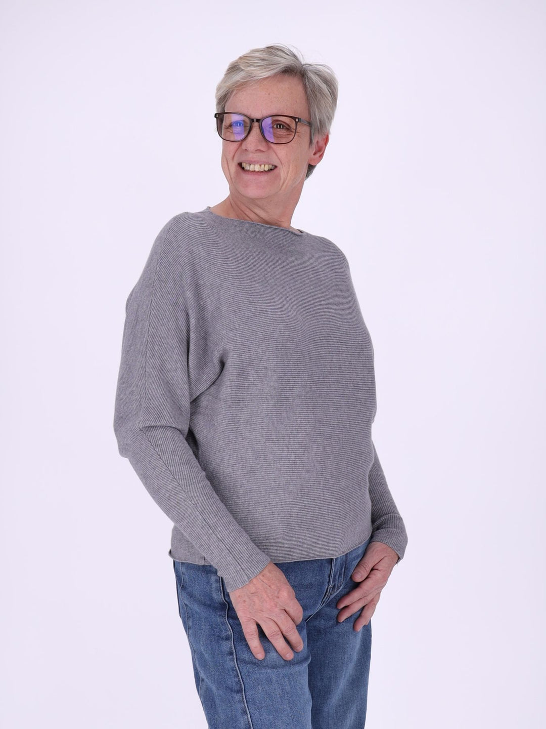 Grauer Damen Strickpullover mit Fledermausärmeln – weich, modern & vielseitig kombinierbar